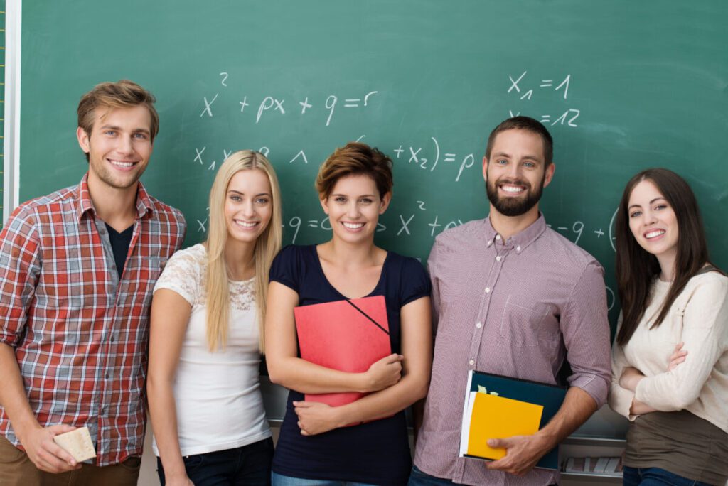 lächelnde studenten stehen vor der tafel lächelnde Schüler stehen vor der tafel